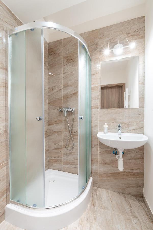 Studio Brand New Apartment #28 In New Building With Free Parking In City Center Praha Bagian luar foto